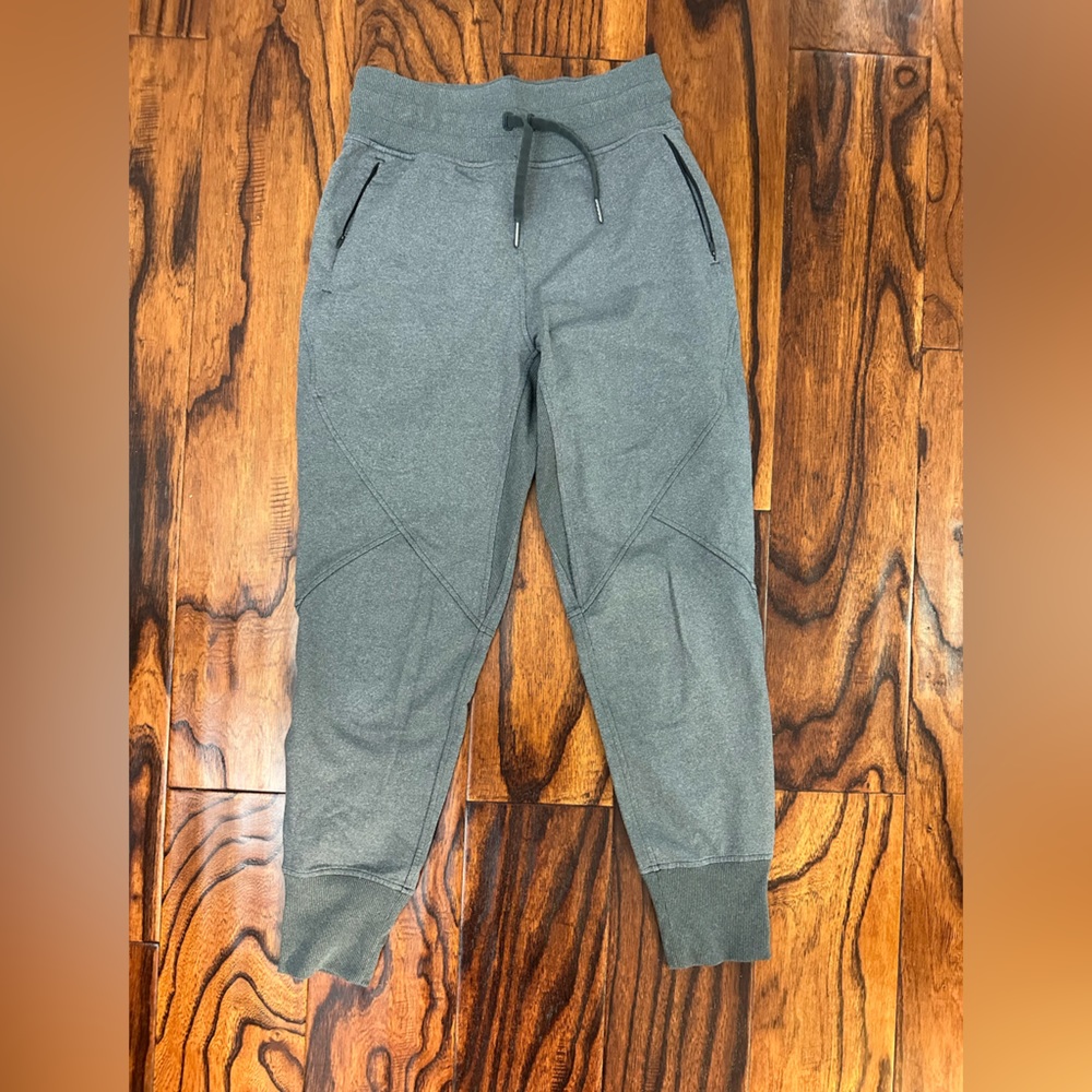 Lulu Lemon women’a joggers size 4